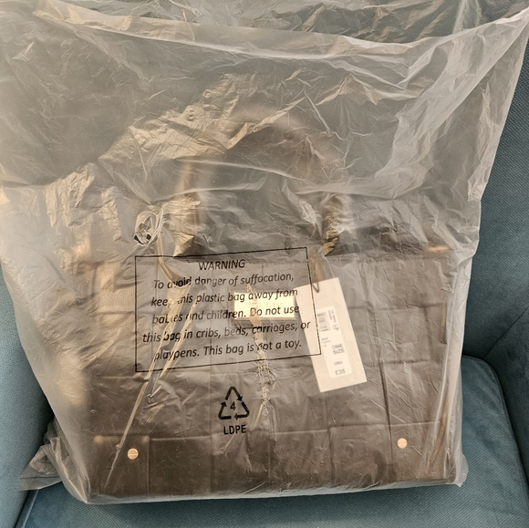 River Island black leather quilted pattened hand bag. - Picture 2 of 11